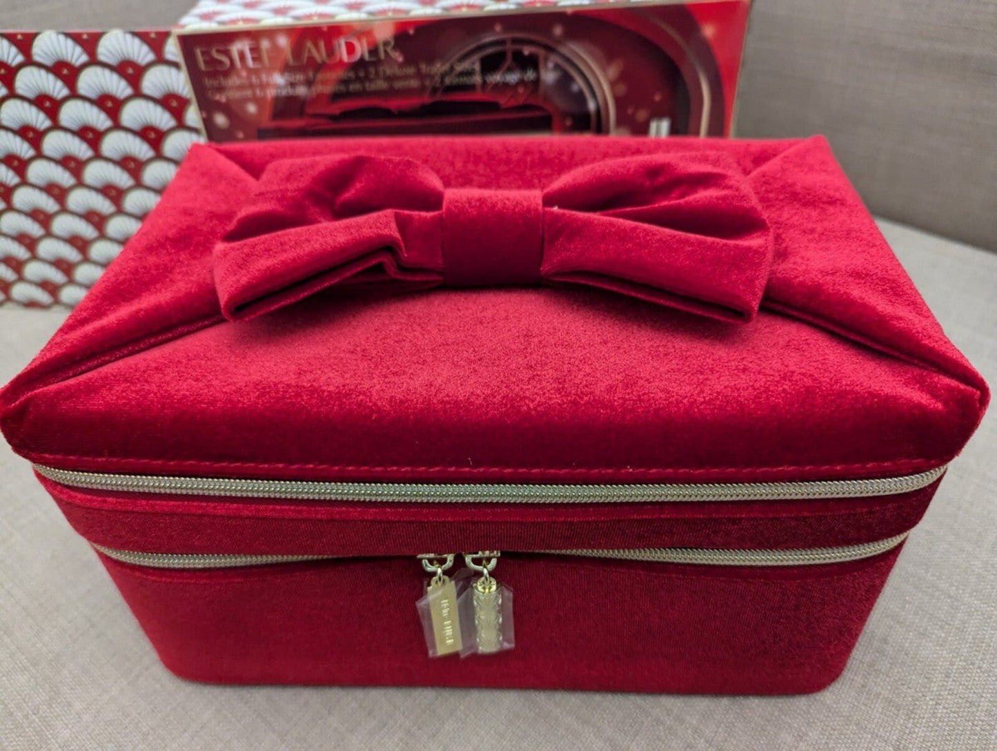 A high-end makeup case from Estee lauder red velvet colour