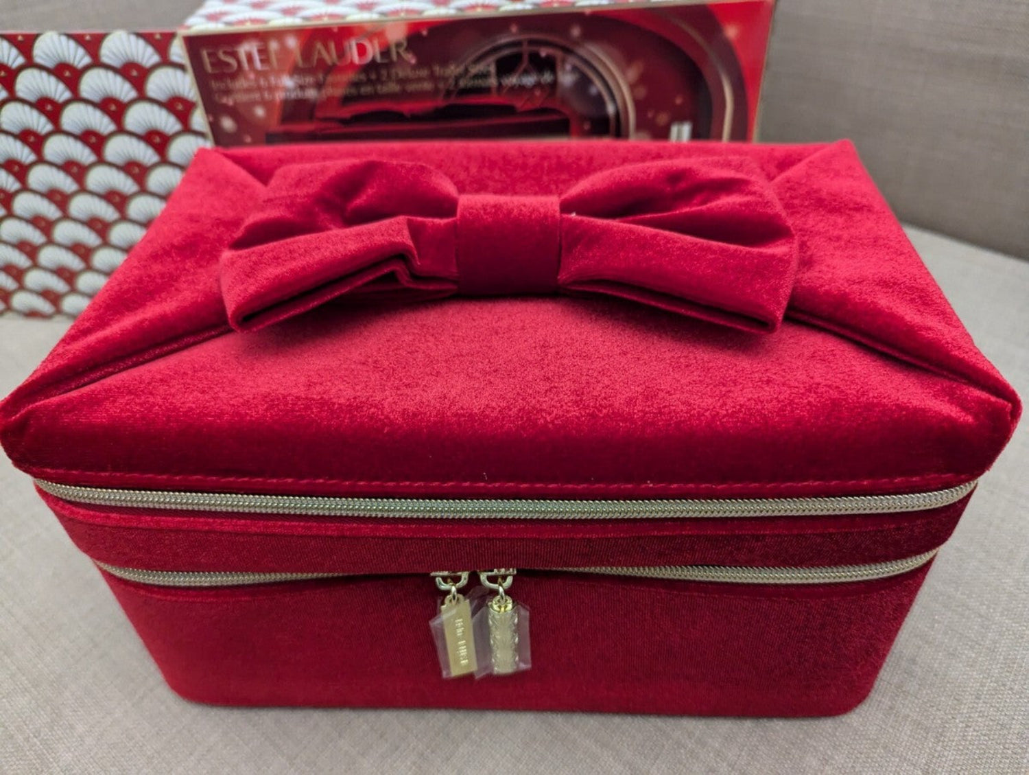 A high-end makeup case from Estee lauder red velvet colour