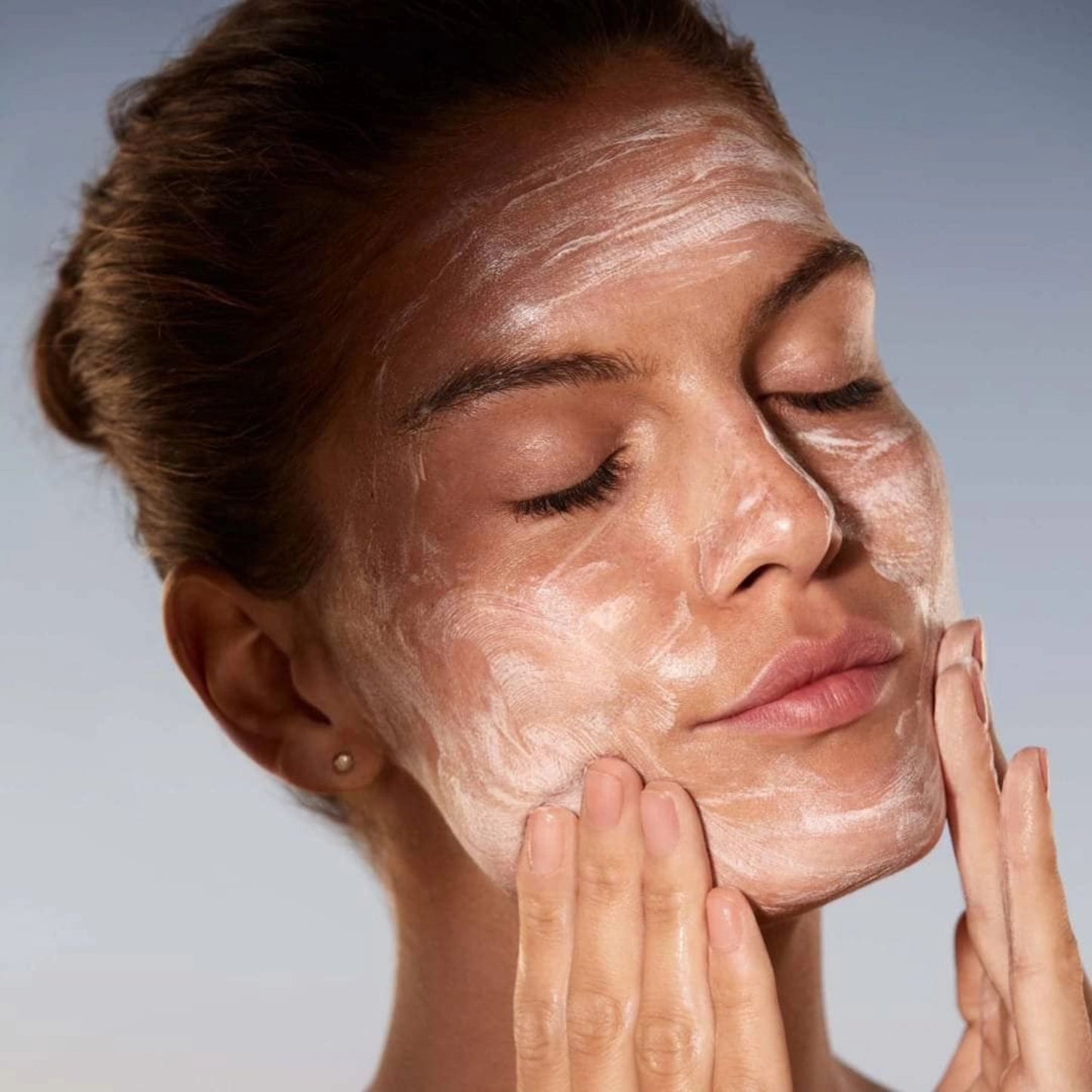 Estee_Lauder_Advanced_Night_Cleansing_Gel_e_Cleanser Swatches 